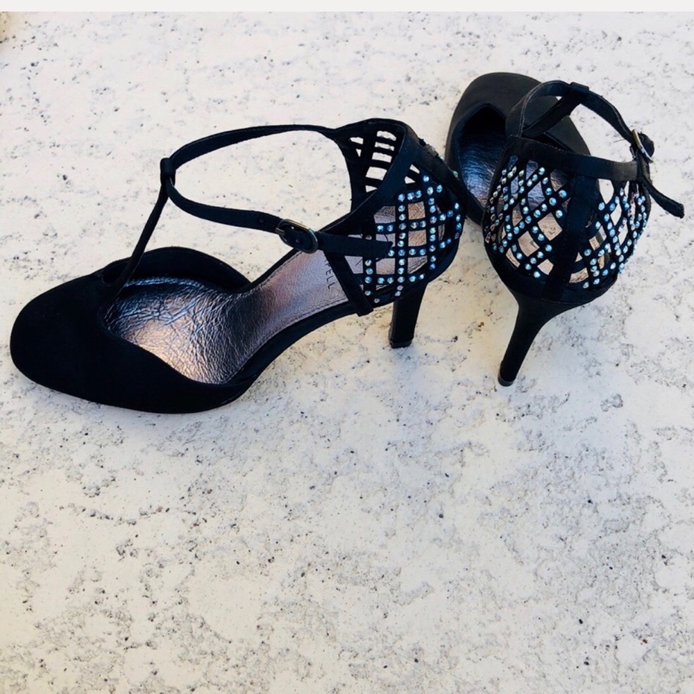 Stunningly beautiful Adrianna Papell shoes